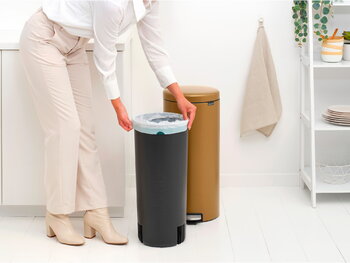 Brabantia newIcon poljinroska-astia, 30 L, warm brass, sisustuskuva