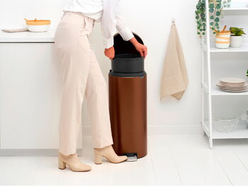 Brabantia newIcon poljinroska-astia, 30 L, warm bronze, sisustuskuva