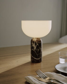 New Works Kizu bärbar bordslampa, Rosso Levanto-marmor