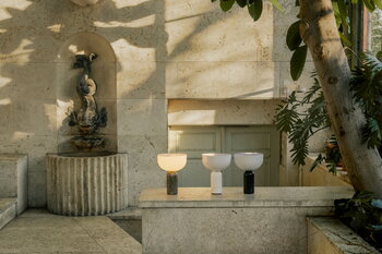 New Works Kizu bärbar bordslampa, vit marmor