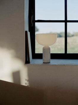 New Works Lampada da tavolo portatile Kizu, marmo bianco