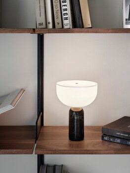 New Works Kizu bärbar bordslampa, svart marmor