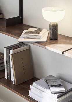 New Works Lampada da tavolo portatile Kizu, marmo grigio