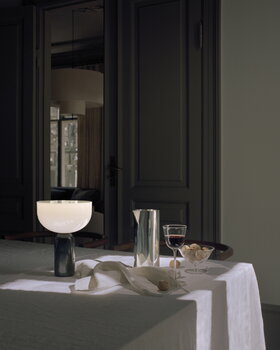 New Works Lampe de table portable Kizu, marbre noir