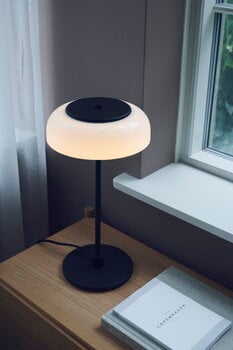 Nuura Blossi table lamp, satin black - opal