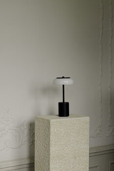 Nuura Lampada da tavolo portatile Blossi Mini, nero - opale, immagine decorativa