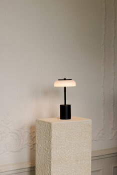 Nuura Lampada da tavolo portatile Blossi Mini, nero - opale, immagine decorativa