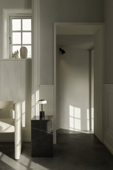 Nuura Lampada da tavolo portatile Blossi Mini, nero - opale, immagine decorativa
