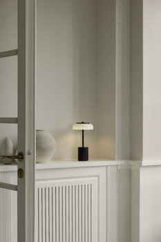 Nuura Lampada da tavolo portatile Blossi Mini, nero - opale, immagine decorativa