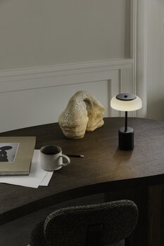 Nuura Lampada da tavolo portatile Blossi Mini, nero - opale, immagine decorativa