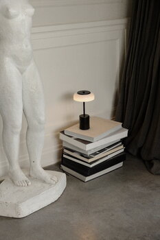 Nuura Lampada da tavolo portatile Blossi Mini, nero - opale, immagine decorativa