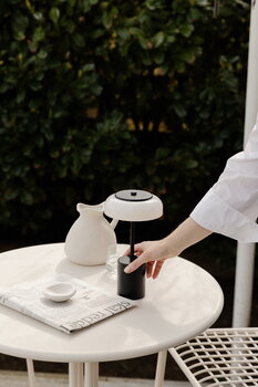 Nuura Lampada da tavolo portatile Blossi Mini, nero - opale, immagine decorativa