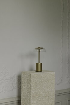 Nuura Blossi Mini ladattava pöytävalaisin, Nordic gold - kirkas, sisustuskuva