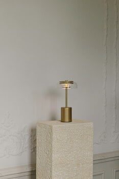 Nuura Blossi Mini ladattava pöytävalaisin, Nordic gold - kirkas, sisustuskuva
