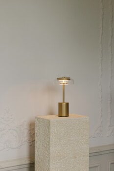 Nuura Blossi Mini ladattava pöytävalaisin, Nordic gold - kirkas, sisustuskuva