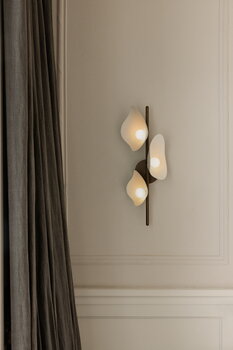 Nuura Florii 3 seinävalaisin, dark bronze - valkoinen, sisustuskuva