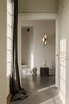 Nuura Florii 3 seinävalaisin, dark bronze - valkoinen, sisustuskuva