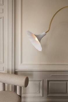 Nuura Petalii floor lamp, white - polished brass, decoration image