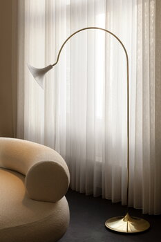 Nuura Petalii floor lamp, white - polished brass, decoration image