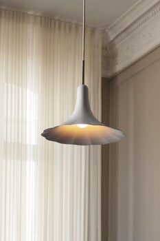 Nuura Petalii 1 pendant, small, white - polished brass