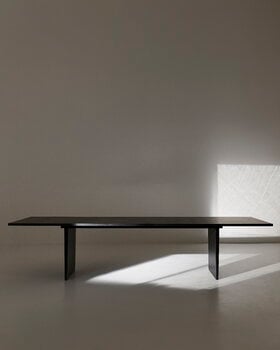 GUBI Private matbord, 260 x 100 cm, svart / brunbetsad ask