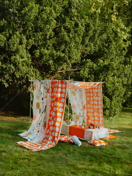 Marimekko Tessuto in cotone Puutarhakutsut, bianco-verde-arancione-beige, immagine decorativa