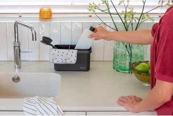 Brabantia SinkSide siivousjärjestelijä, tummanharmaa, sisustuskuva