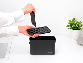 Brabantia SinkSide siivousjärjestelijä, tummanharmaa, sisustuskuva