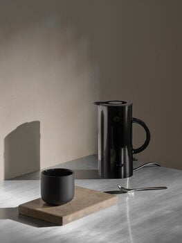 Stelton EM77 vedenkeitin, 0,5 L, musta, sisustuskuva