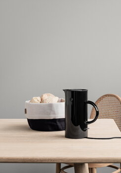 Stelton EM77 vedenkeitin, 0,5 L, musta, sisustuskuva