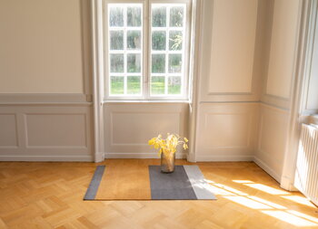 Tica Copenhagen Stripes horisontell golvmatta, 90 x 130 cm, grå - dämpad gul