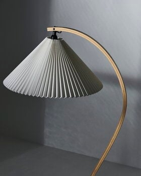 GUBI Timberline Stehlampe, Eiche - Birke - weißes Canvas