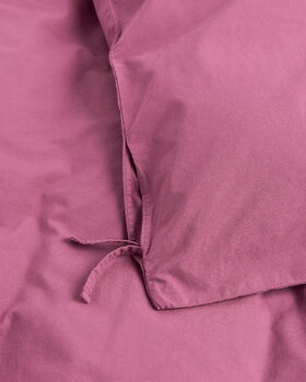 Tekla Pussilakana, 240 x 220 cm, lingonberry, sisustuskuva