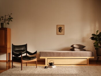 Matri Daybed patjalla ja vuodevaatelaatikolla, saarni - Wooly 2256 ivory melange, sisustuskuva