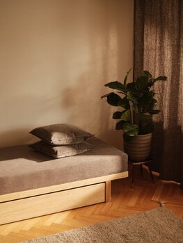 Matri Daybed vuodevaatelaatikolla, saarni, sisustuskuva