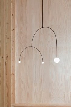 Michael Anastassiades Mobile Chandelier 9 riippuvalaisin, musta patinoitu messinki, sisustuskuva