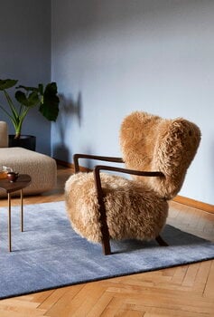 &Tradition Wulff ATD2 lounge chair and ATD3 pouf, Honey sheepskin 50 mm - walnut, decoration image