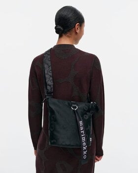Marimekko Carry All laukku, Unikko musta, sisustuskuva