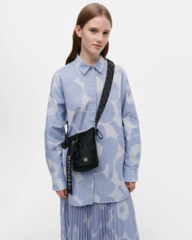 Marimekko Borsa a tracolla a secchiello Essential, Unikko nero, immagine decorativa