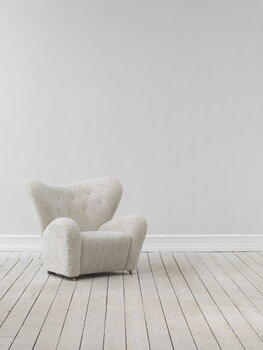 Audo Copenhagen The Tired Man armchair, Moonlight sheepskin