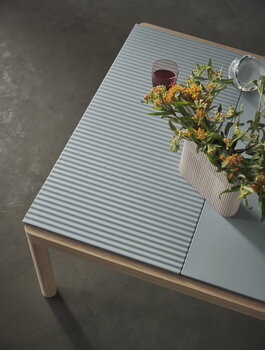 Muuto Table basse Couple, 80 x 84 cm, lisse/ondulé, bleu pâle - chêne