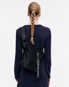 Marimekko Carry All laukku, solid musta, sisustuskuva