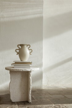 ferm LIVING Mineral Sculptural sivupöytä, Bianco Curia marmori