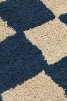 ferm LIVING Tapis Mara Washable, 150 x 90 cm, bleu profond - sable chaud