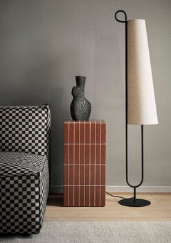 Ferm Living Ancora lattiavalaisin, musta - luonnonvärinen, sisustuskuva