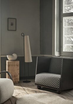 Ferm Living Ancora lattiavalaisin, musta - luonnonvärinen, sisustuskuva