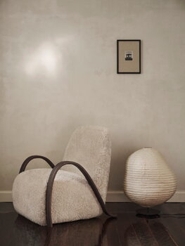 Ferm Living Poltrona Buur, Sheepskin Moonlight - rovere tinto scuro, immagine decorativa