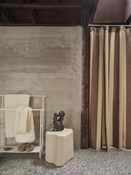 Ferm Living Tenda da doccia Chambray, carob brown - parchment, immagine decorativa