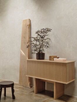 ferm LIVING Stilt sideboard, enkel, naturbetsad ek, dekorationsbild