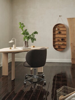 Ferm Living Oval Dorm seinähylly, 110 cm, öljytty tammi, sisustuskuva